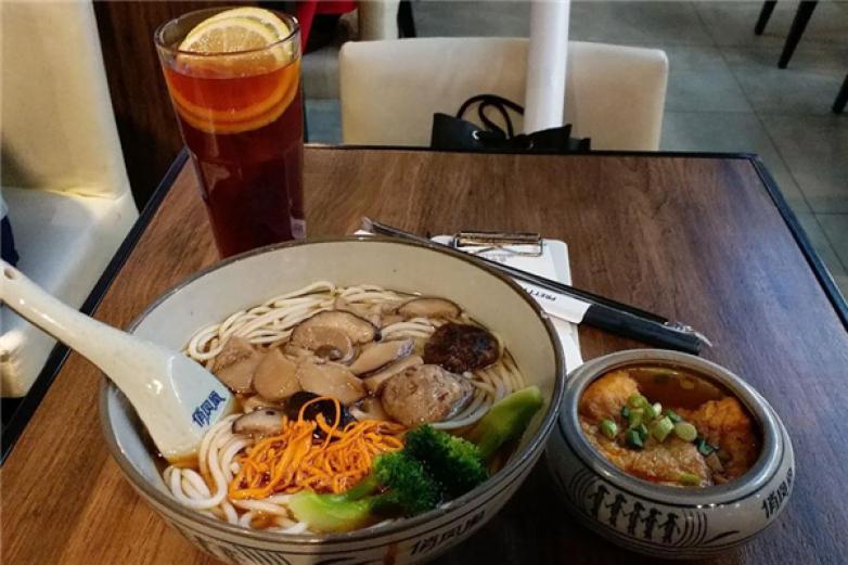 俏凤凰苗家牛肉粉加盟