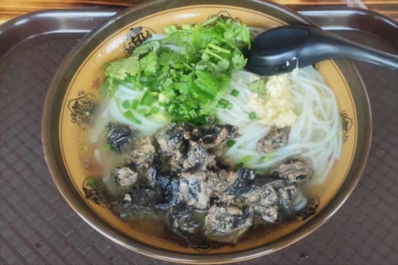 恋家婆乌鸡米线加盟